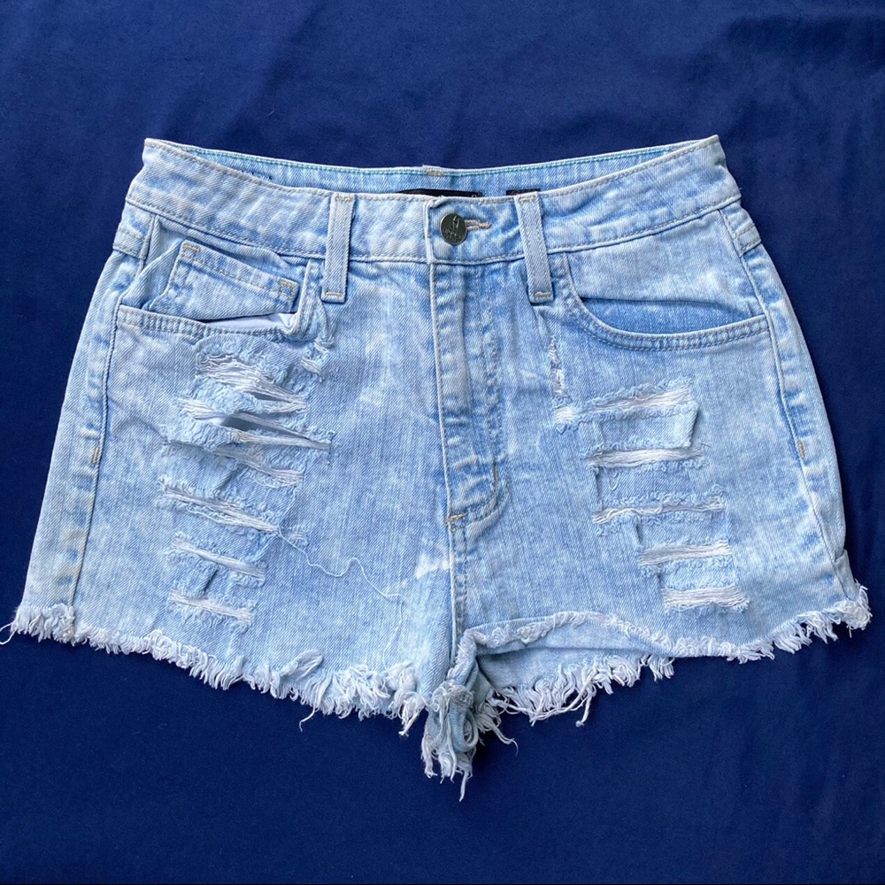 High-waisted, distressed, denim shorts 🦋